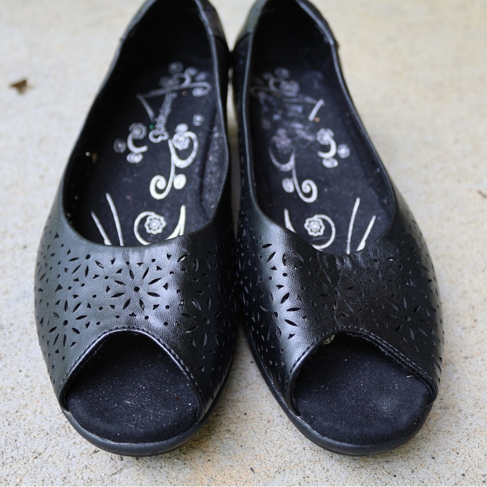 Baretraps women’s madina black slip on peep toe shoes faux leather size 9w